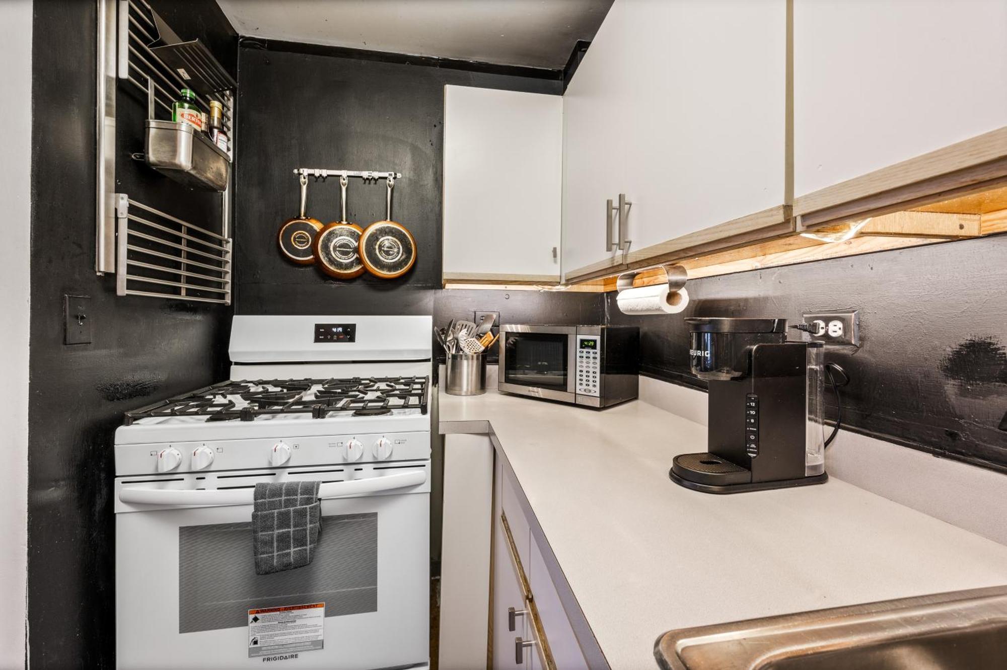 Modern Monthly Lower East Side One Bedroom Apartment